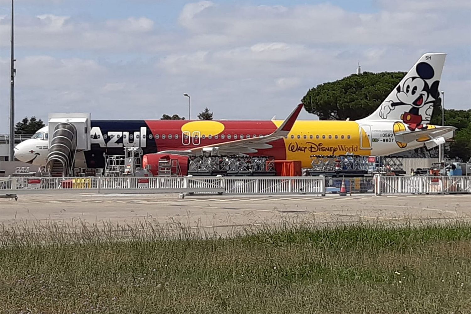 El Airbus A320neo de Azul con el livery de Mickey Mouse, listo para volar