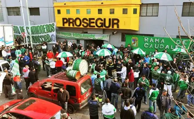 Paros sorpresivos de camioneros en protesta contra el Banco Central