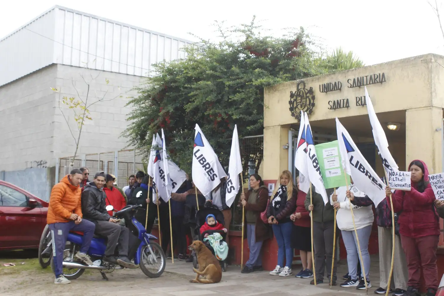 El abrazo solidario al CAPS Santa Rita se dio en el marco de acciones llevadas a cabo por Libres del Sur.