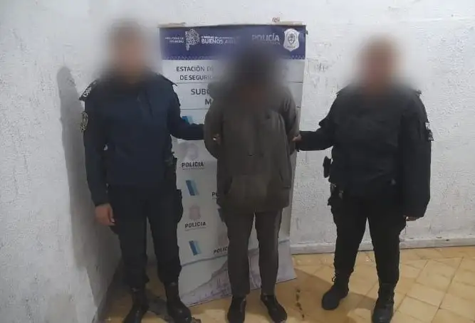 La discusión escaló y la joven sacó un cuchillo con el que amenazó al hombre.