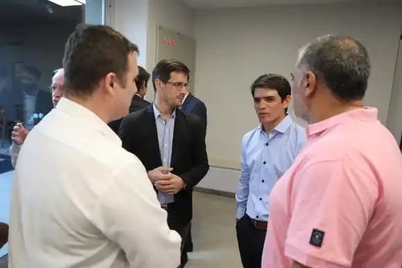 El intendente Leo Viotti junto a la familia Tita en la puesta de funcionamiento de un resonador de alta tecnología