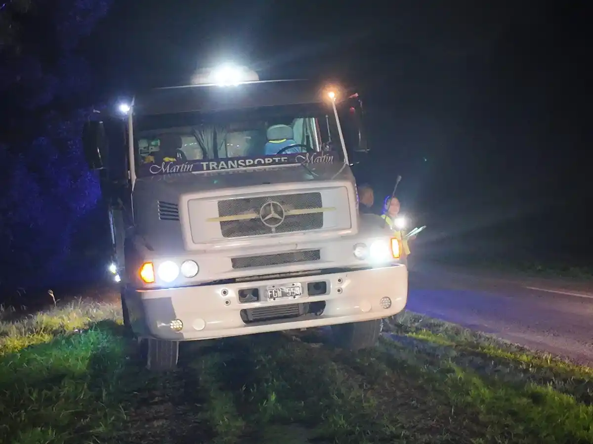 Vuelco de un acoplado en la ruta 227