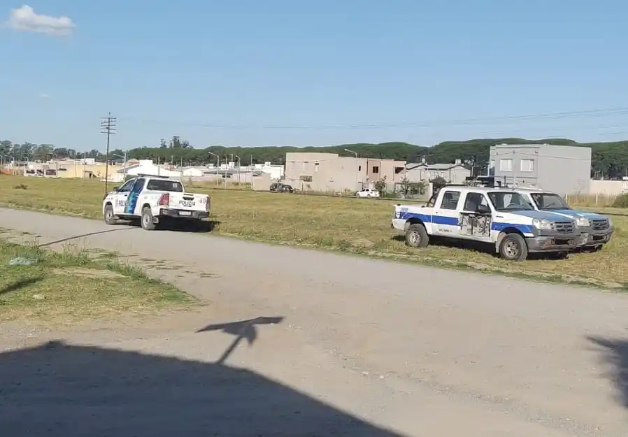 Los vecinos denunciaron la presencia de dos patrulleros abandonados en la vía pública.