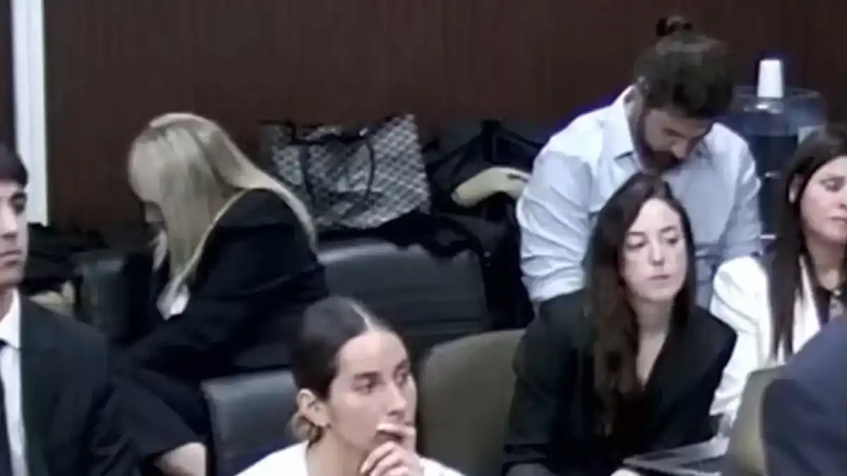 Claudia Villafañe, de espaldas para no ver la imagen del cuerpo de Maradona