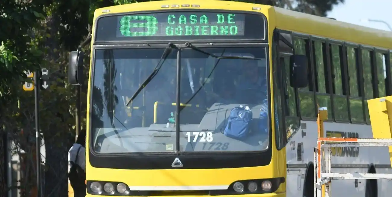 Tanto el chofer del micro como la pasajera fueron trasladados a Medicina Legal.