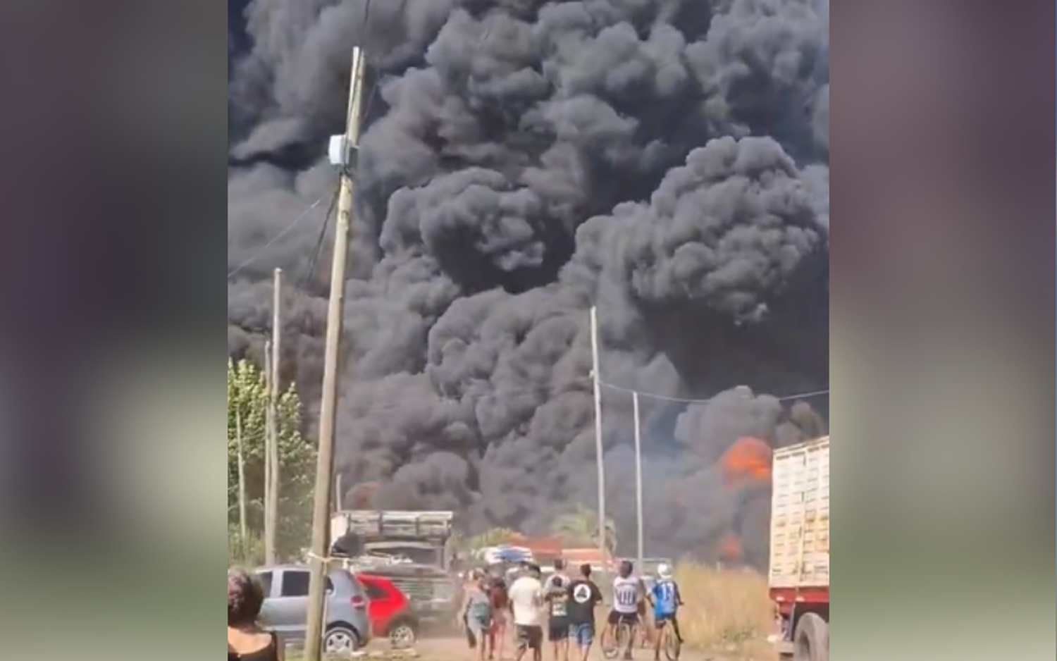 Video: Voraz incendio en Moreno y mucho humo