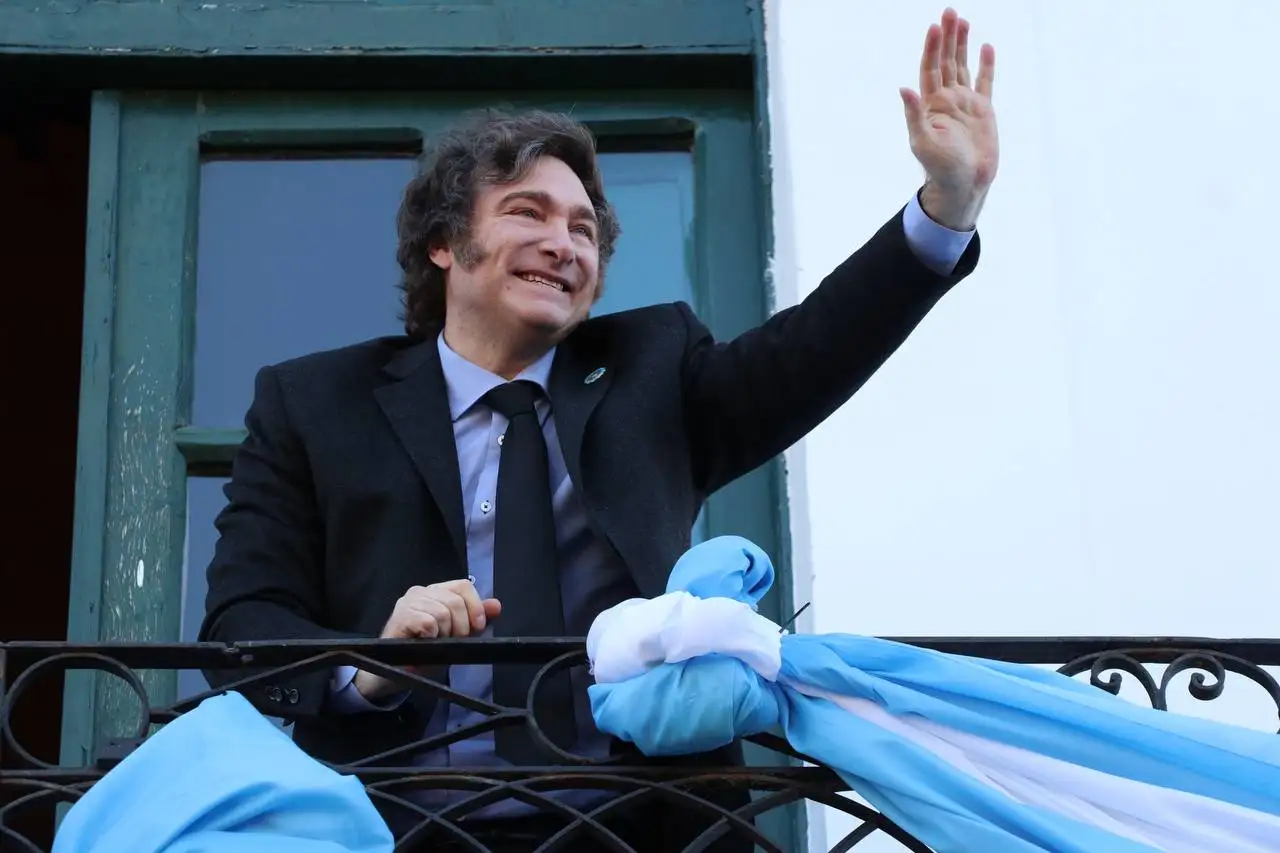 Milei protagonizará esta noche la vigilia por la firma del Pacto de Tucumán, en la previa del 208° aniversario de la declaración de la Independencia que tendrá lugar en la Casa Histórica de la provincia de Tucumán.