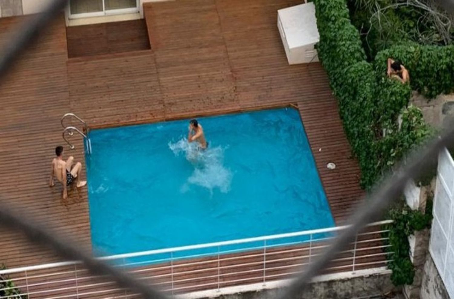 Desde una pensión usurpada saltaron el tapial y se dieron un baño en la pileta de un edificio lindero