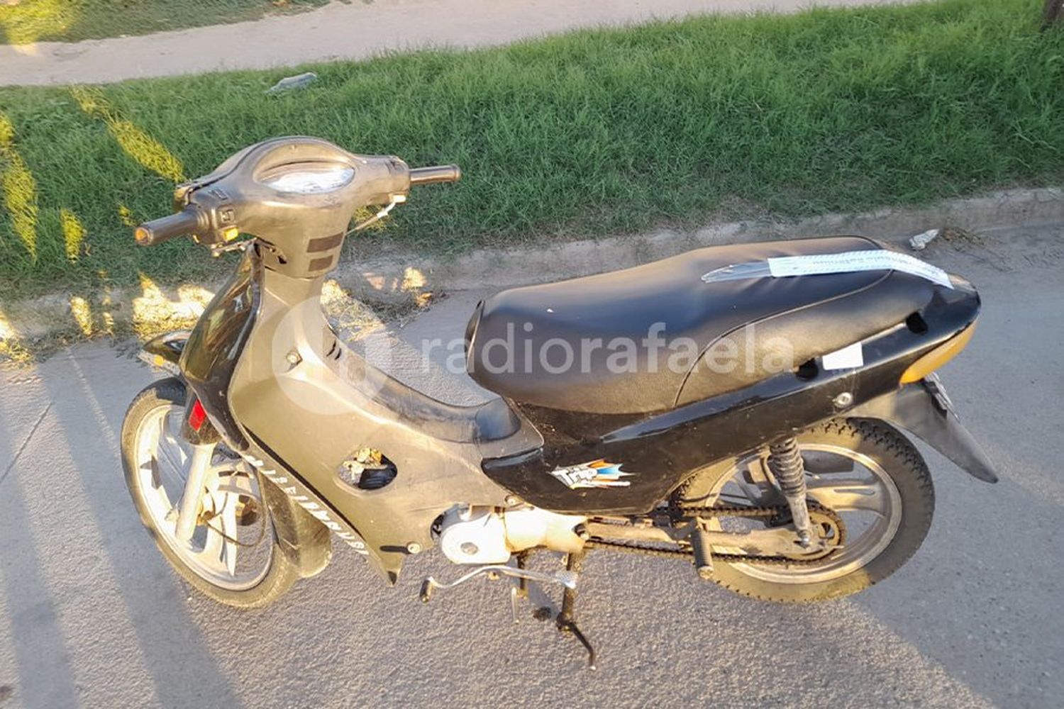 Sobre una vereda, hallaron una moto que había sido robada días atrás