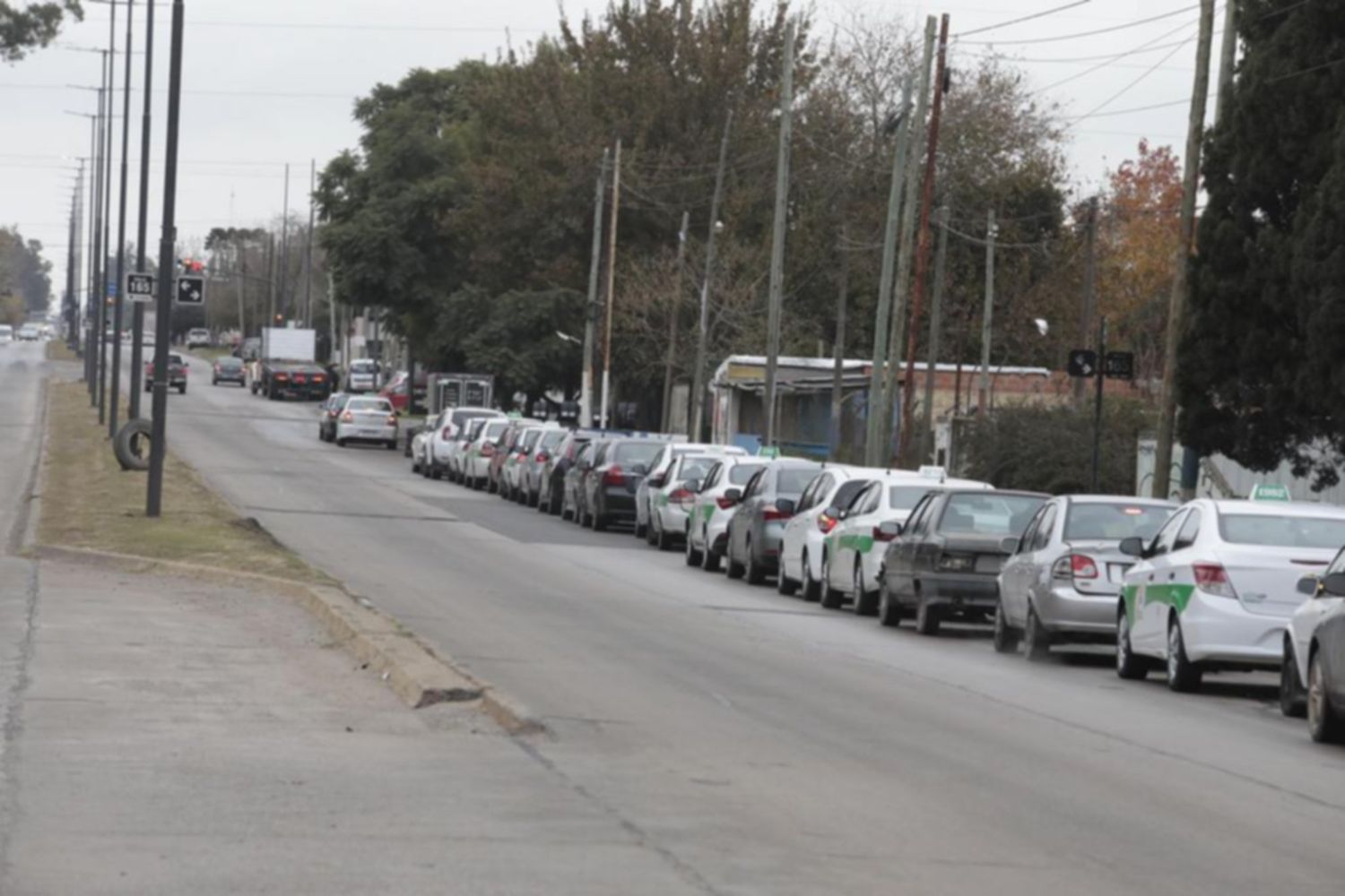 Largas filas y escasez de GNC: Una de las postales en La Plata.