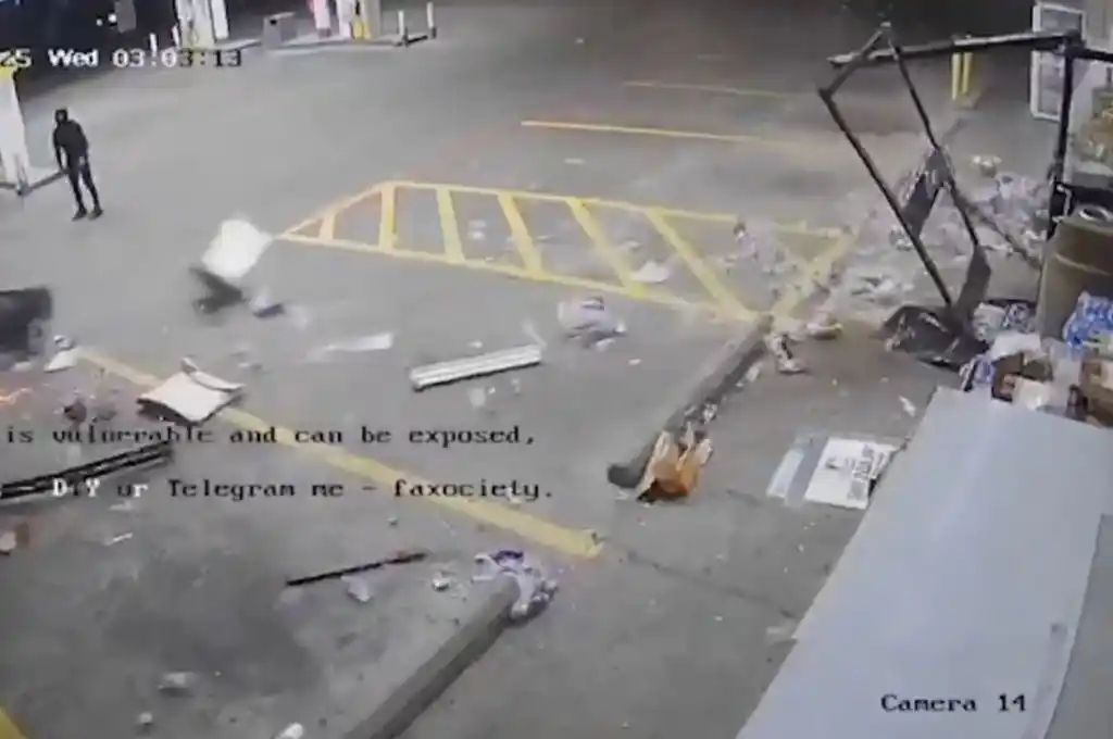 Arrancaron un cajero automático con el auto