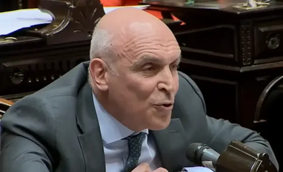 Video: Espert dio un duro discurso contra Hebe de Bonafini y se quedó sentado en su banca en el minuto de silencio
