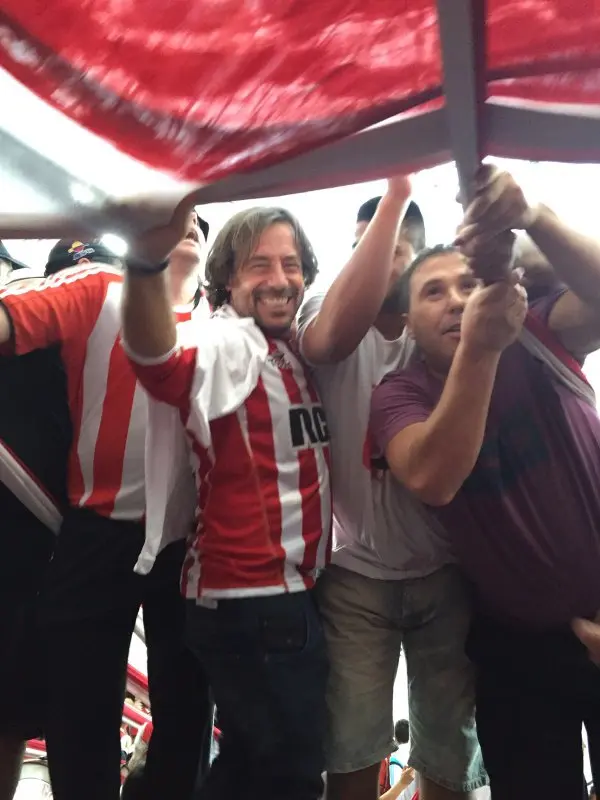 Polémica: Ricky Sarkany se mostró en un video con la barra de Estudiantes