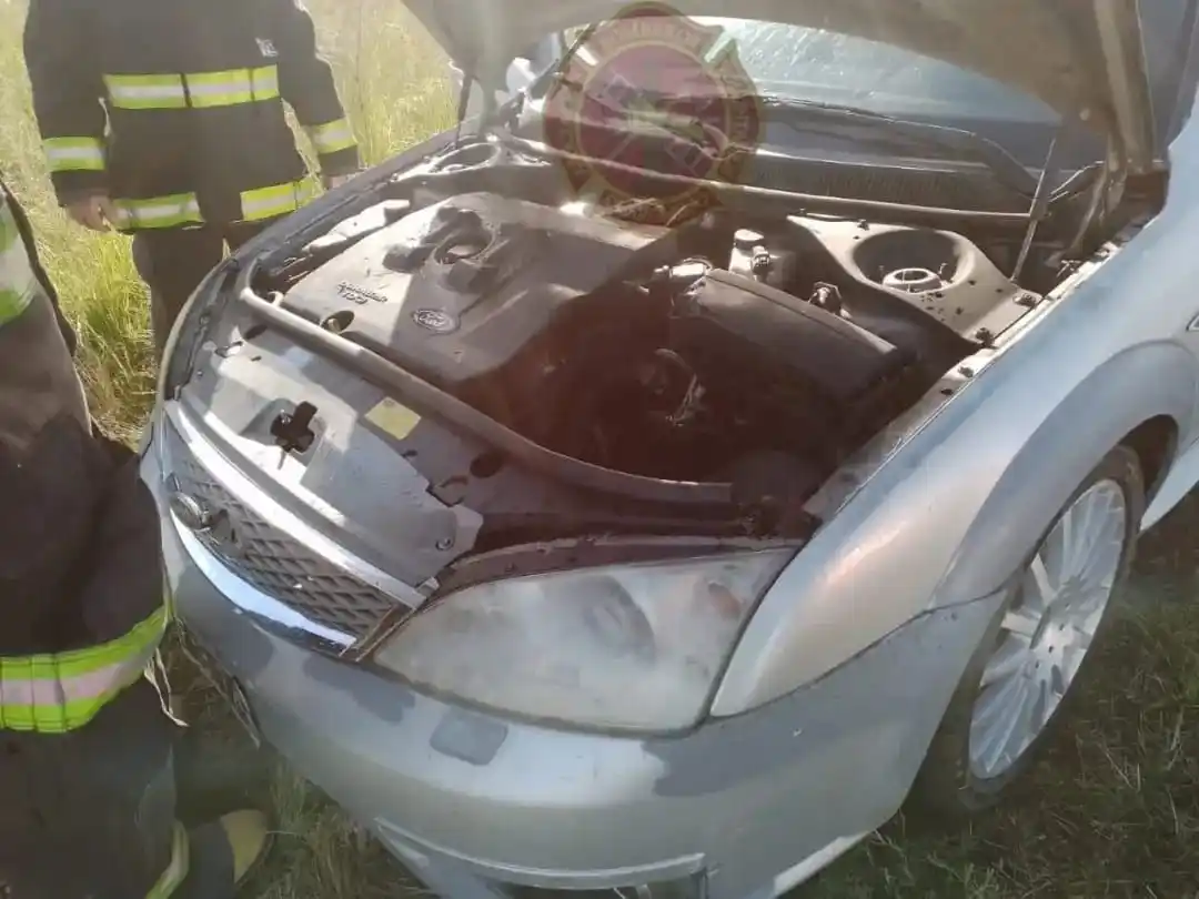 Bomberos de Claromecó socorrieron un incendio vehicular en la ruta 73
