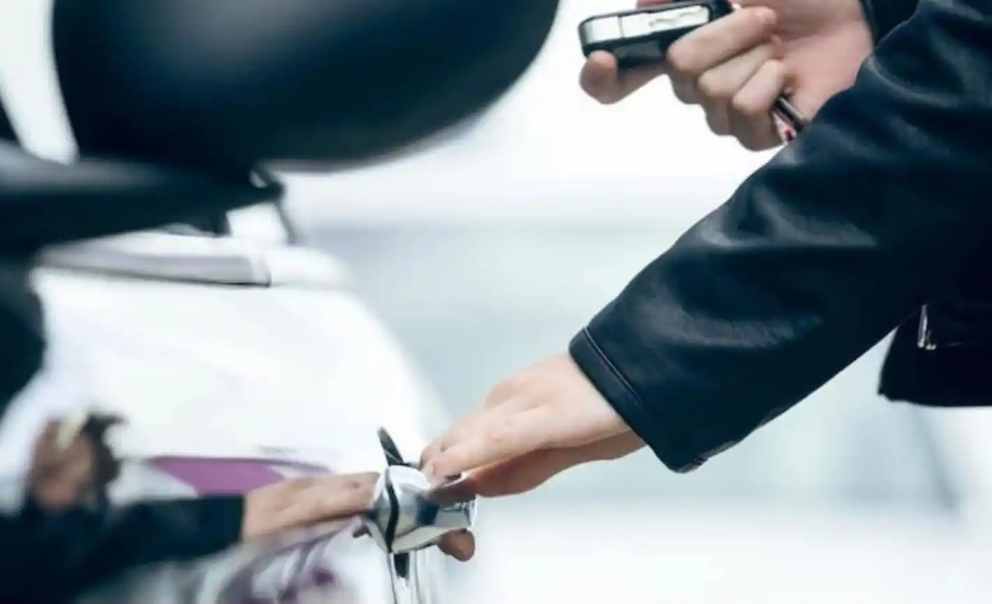 Recomiendan verificar de manera visual, auditiva y mecánica que haya quedado encendido Bel sistema de cierre del vehículo. Foto: Gentileza.