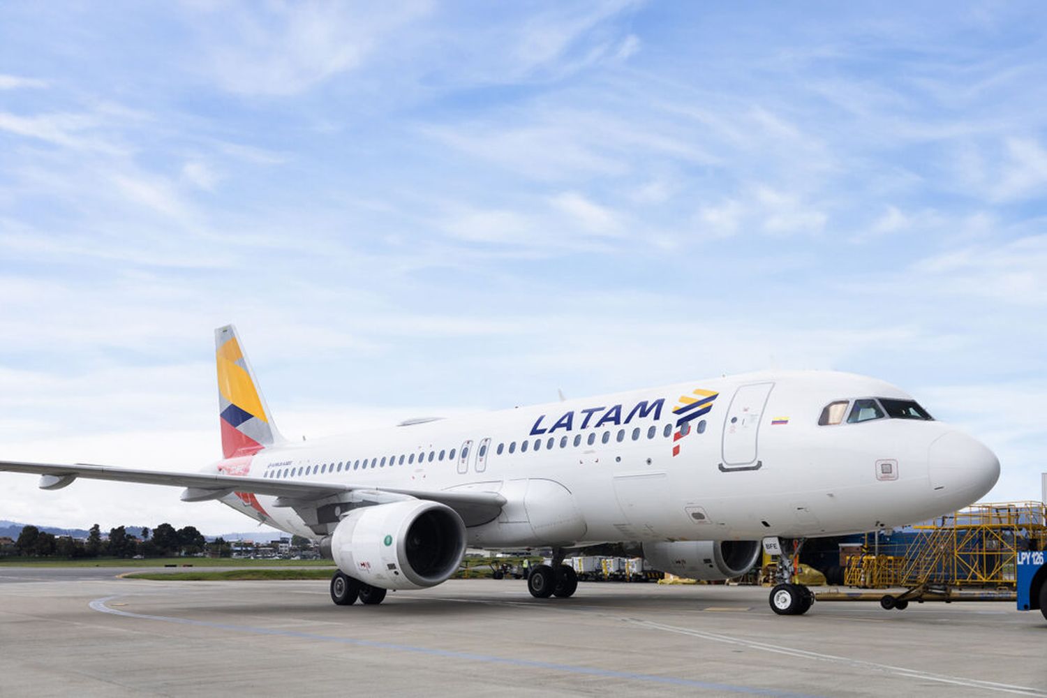 Aterrizó en Colombia avión de LATAM que conmemora el orgullo nacional