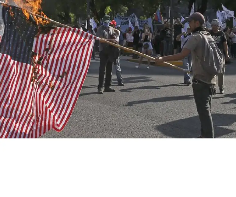 G20: quemaron una bandera de EE.UU. y un muñeco de Trump