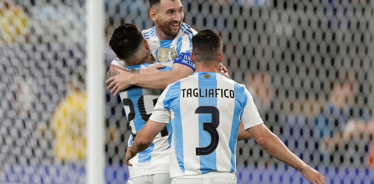 Lionel Messi festeja su primer gol en la presente Copa