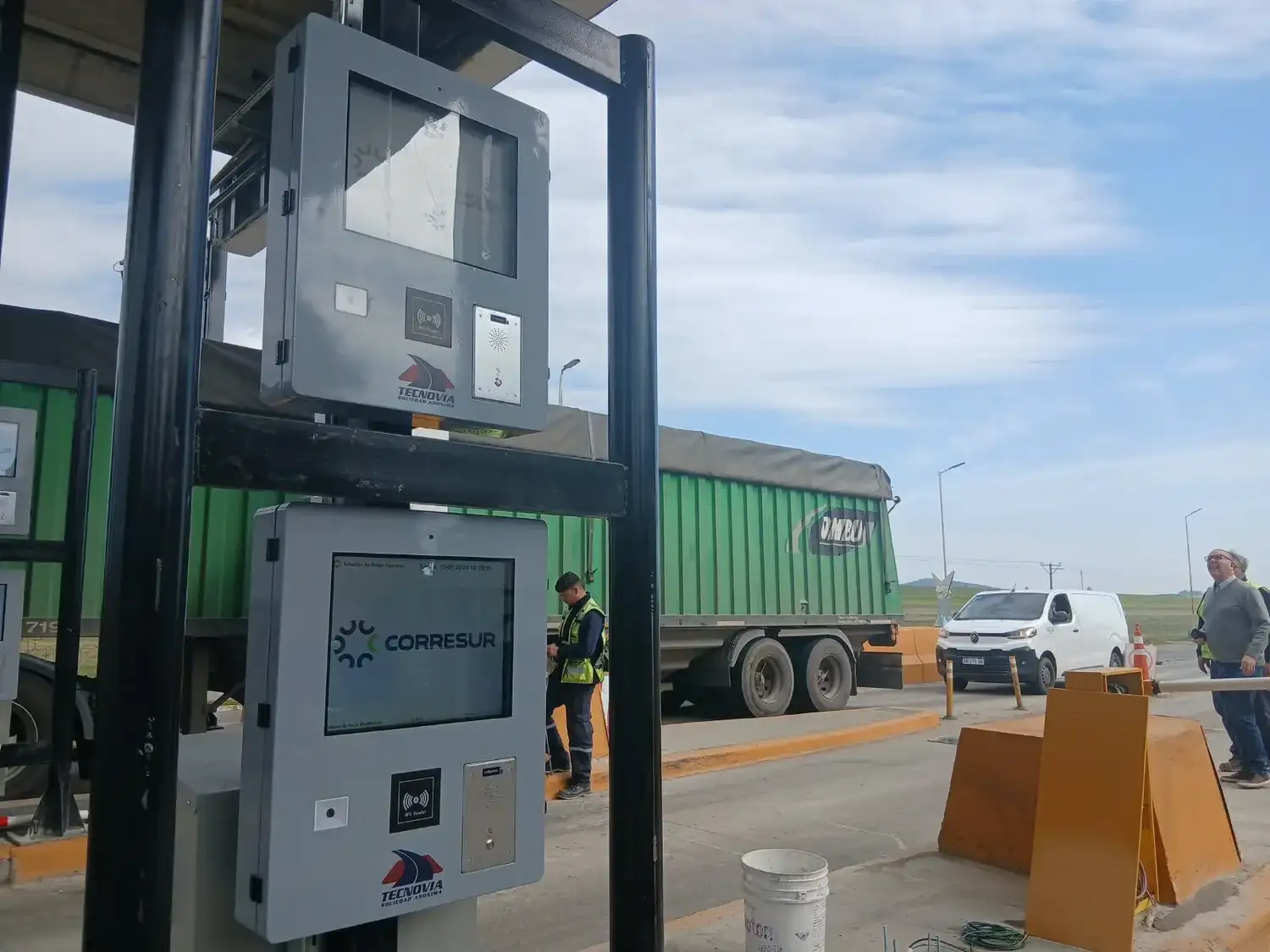 Los nuevos tótems de autogestión se encuentran operativos en la estación de peaje La Vasconia, sobre la Ruta Nacional 226.