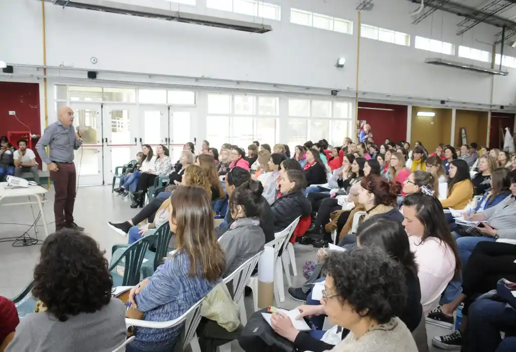 Un nutrido y receptivo público participó de la charla sobre educación emocional 