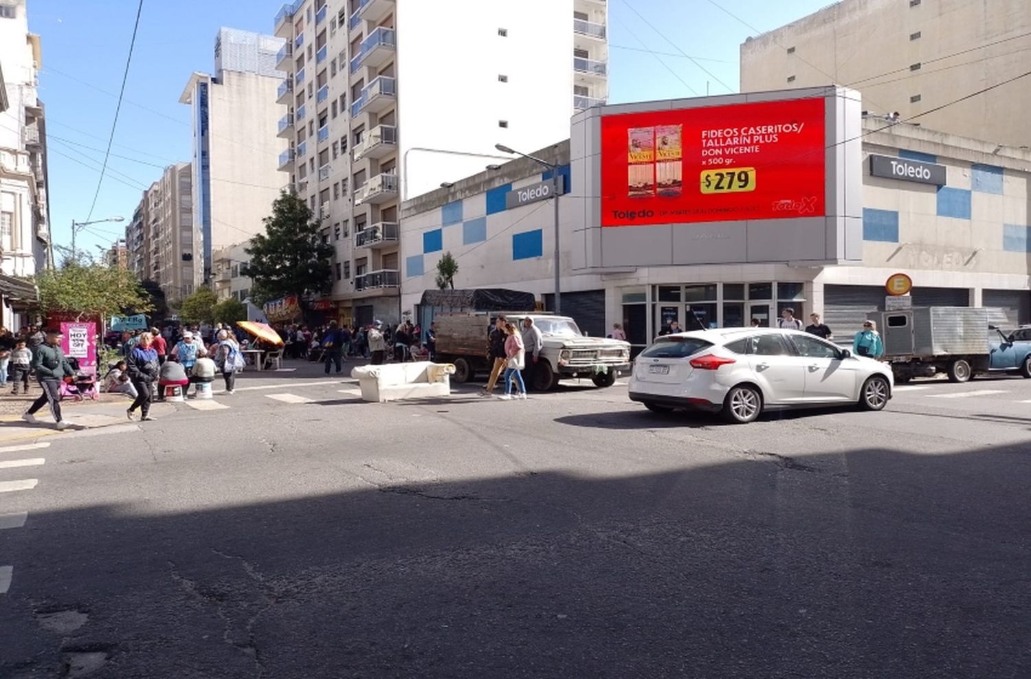 Supermercados céntricos cierran sus puertas ante el reclamo de organizaciones sociales