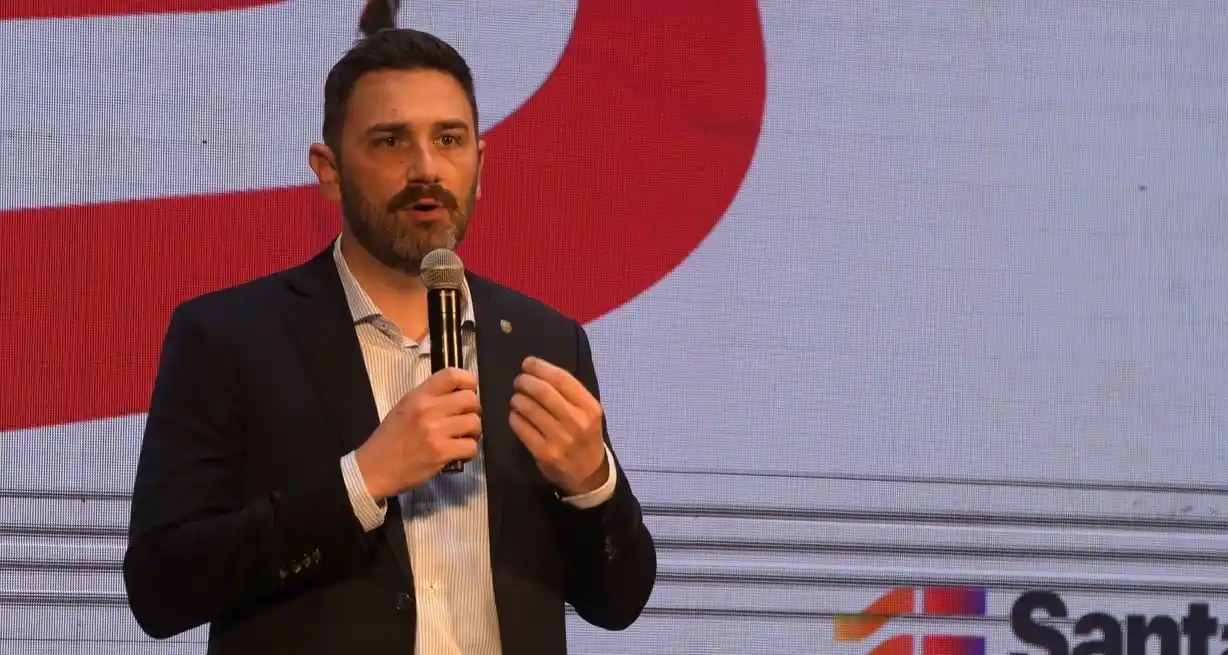 Enrique Estévez y los fundamentos del reconocimiento a firmas locales. Foto: Guillermo Di Salvatore.