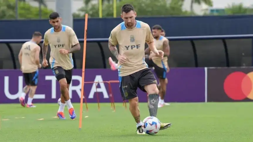 Se lo pudo ver repiqueteando y haciendo ejercicios con pelota en el calentamiento.