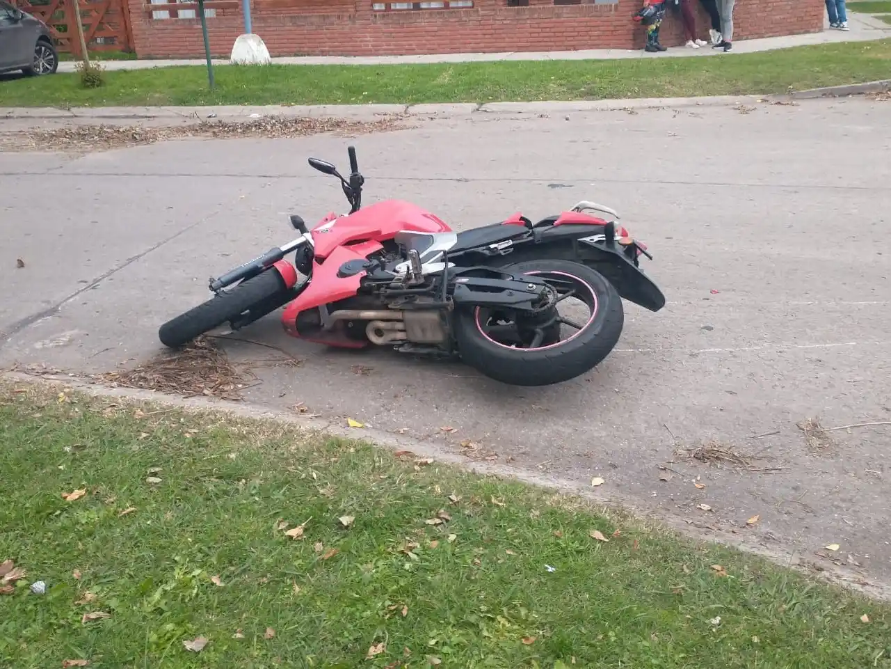 El motociclista fue trasladado en una ambulancia del SAME a una clínica privada.