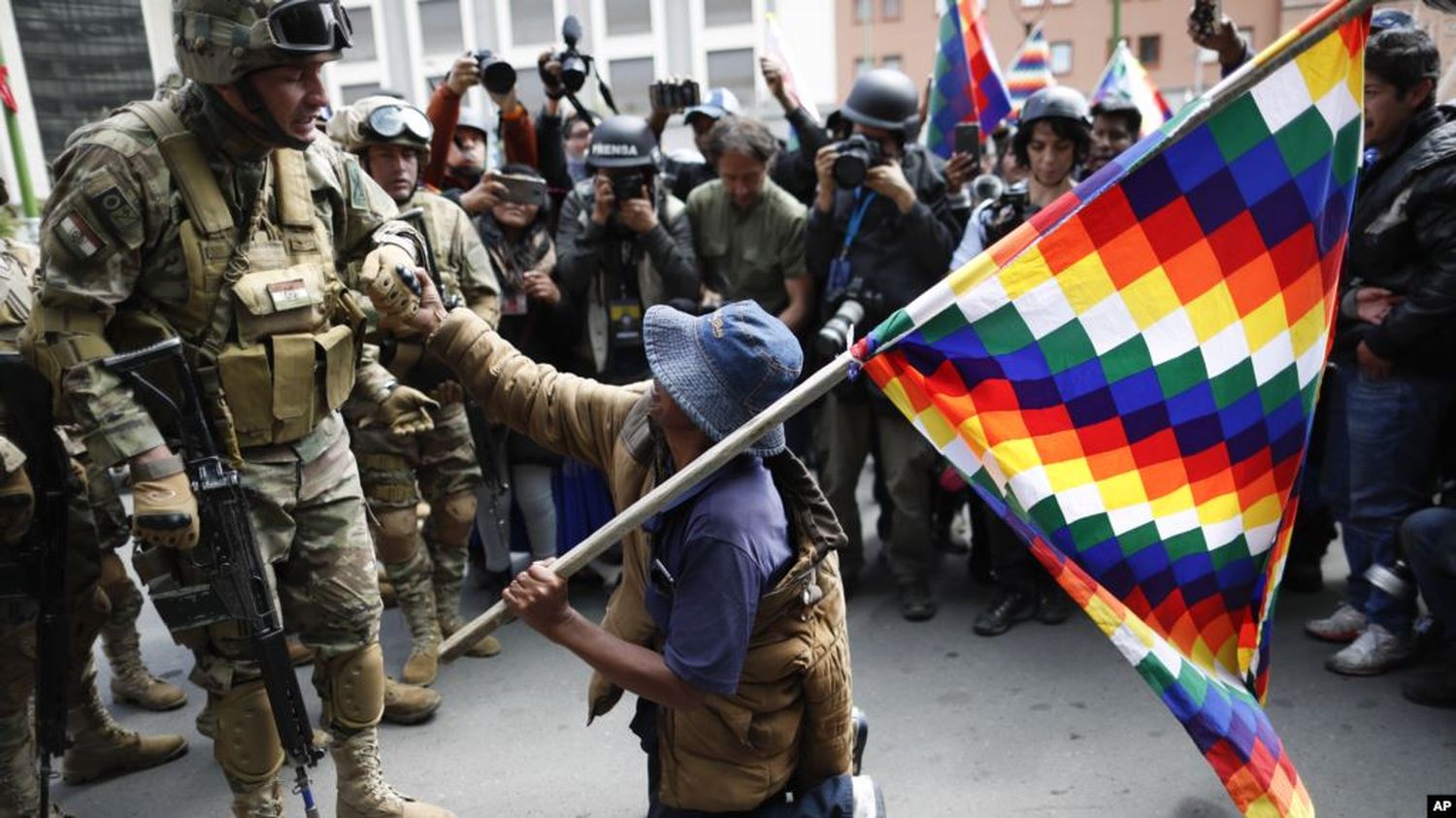 Analistas indican que Evo Morales promueve la violencia desde el exterior