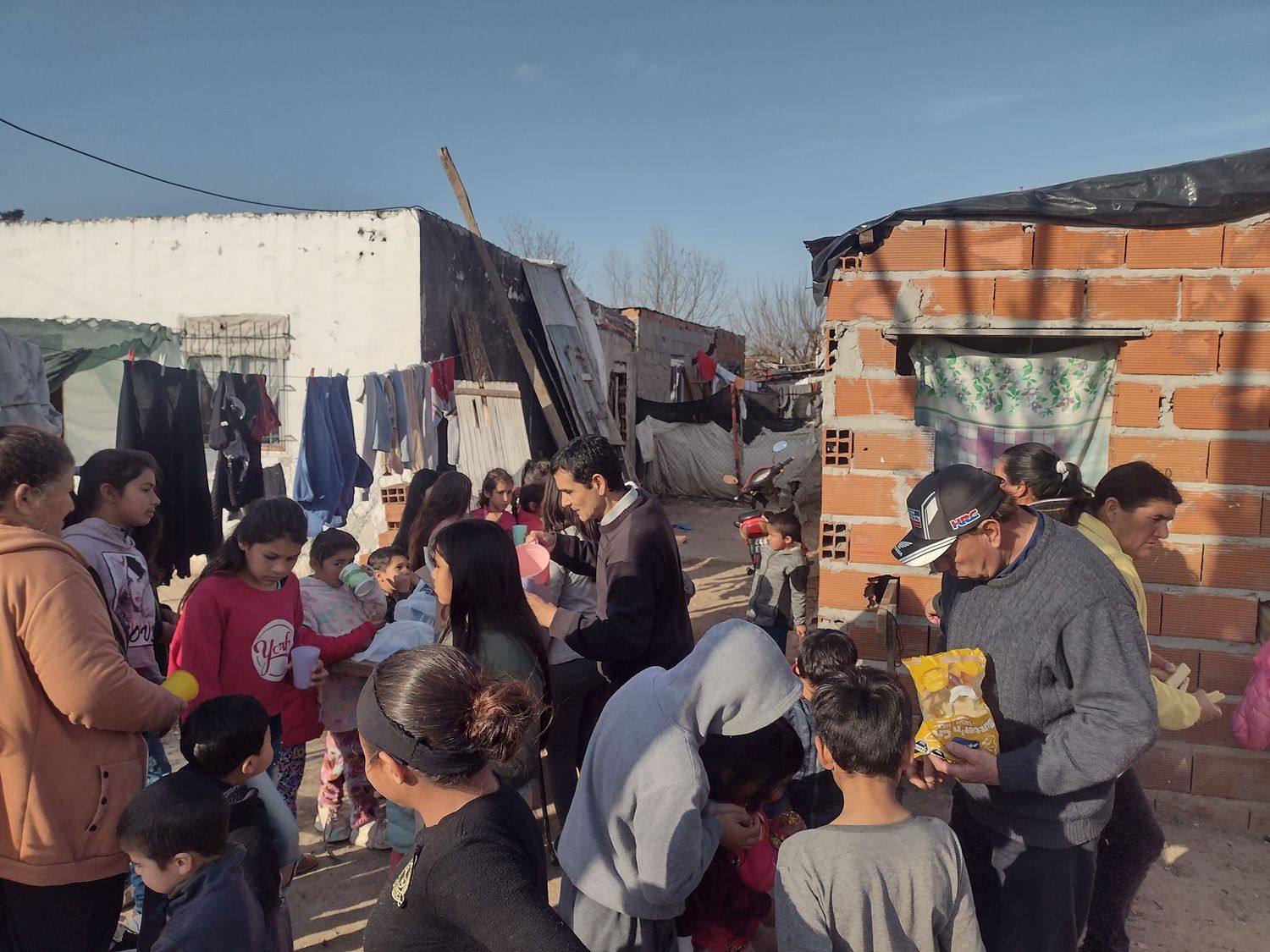 Se ofreció una chocolatada a niños del barrio Minuán.