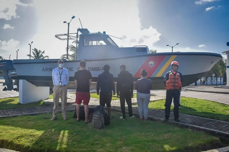 ¡HAY VENEZOLANOS! Armada Colombiana interceptó embarcación ilegal con 26 migrantes