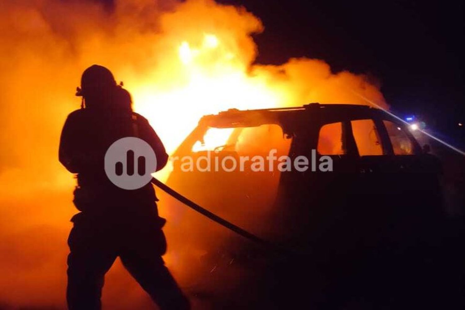 Una camioneta ardio en llamas el sabado por la noche