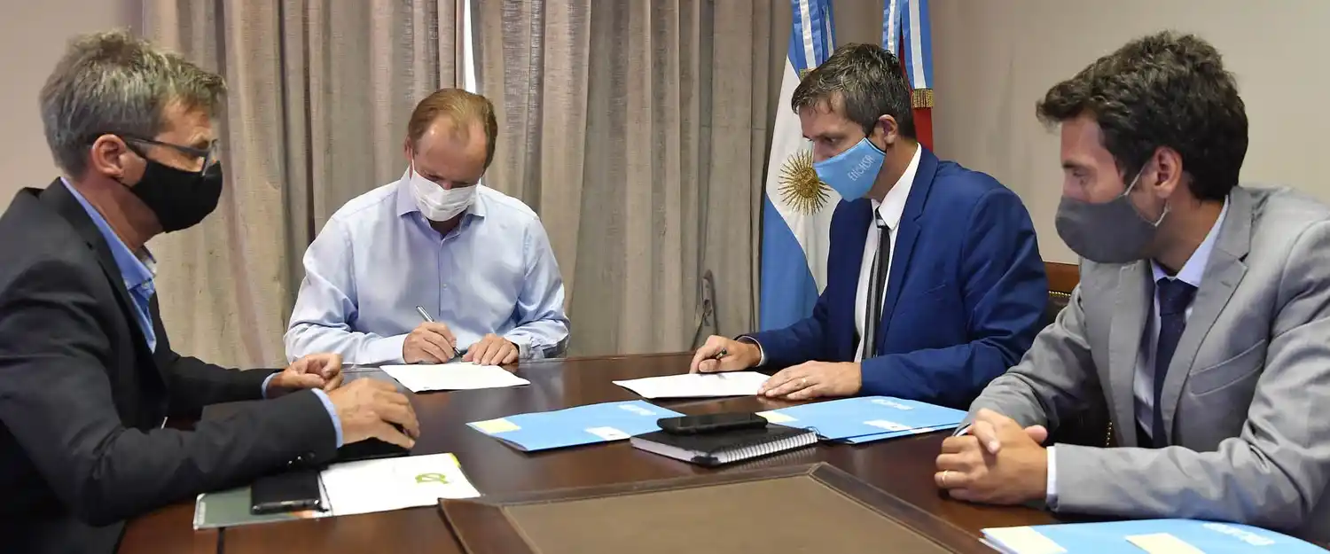 Bordet firmó convenios para realizar más obras de agua potable y cloacas en toda la provincia
