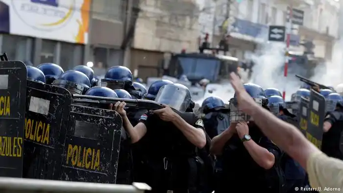 Violentos disturbios en Asunción terminan con un muerto