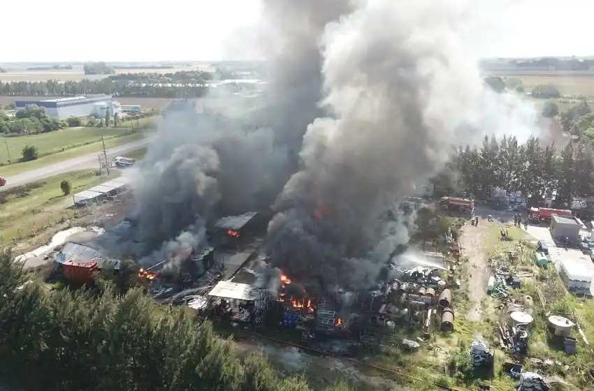 Impactante incendio en una fábrica sobre la A012 a metros de la autopista Rosario-Buenos Aires