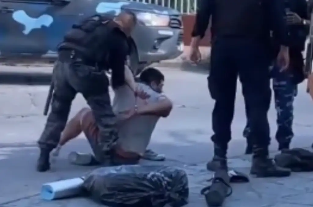 El personal policial llegó al lugar de los hechos y detuvo al delincuente de inmediato.