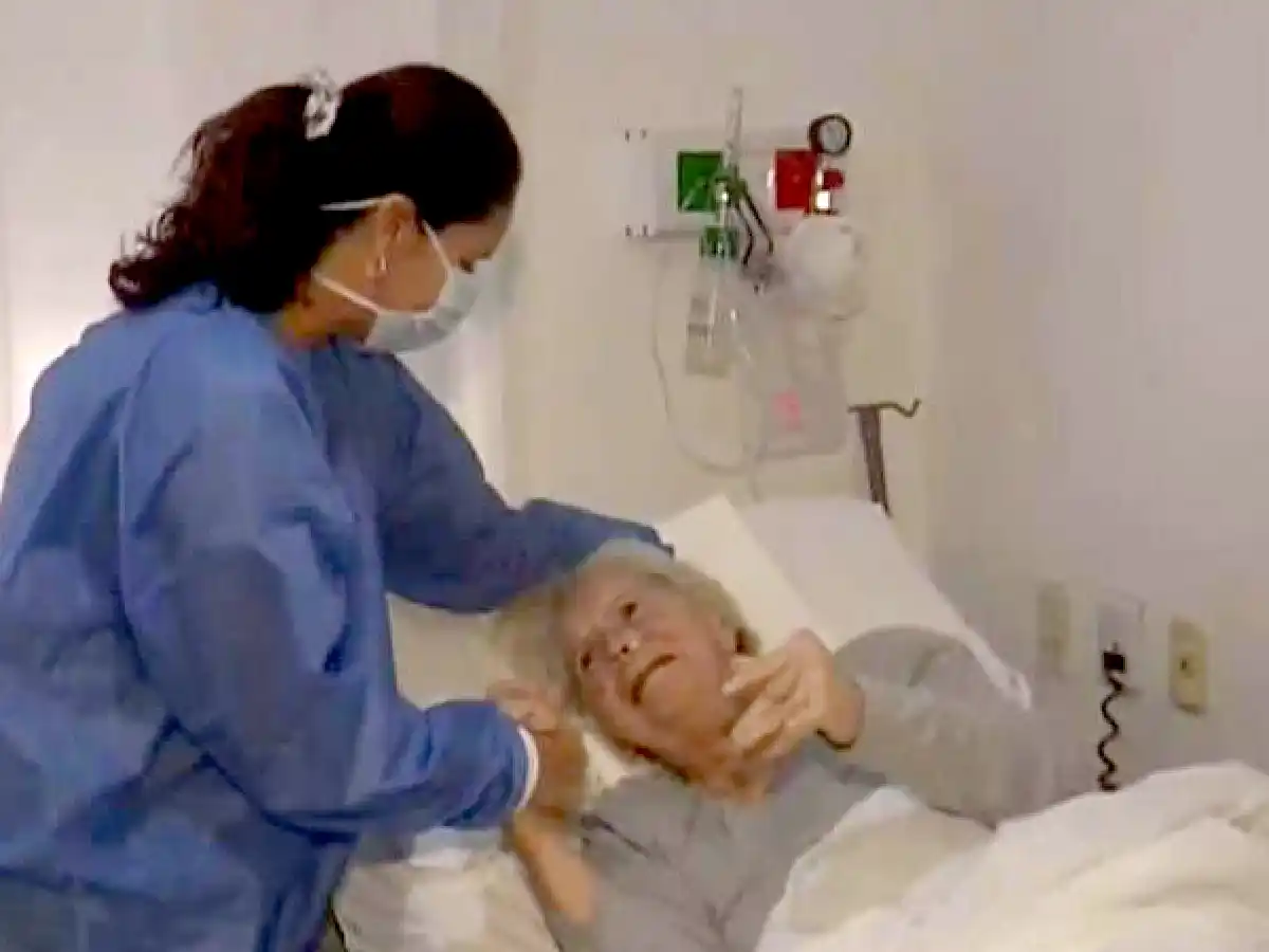 Con 83 años venció al coronavirus y la despedida de la clínica fue emotiva