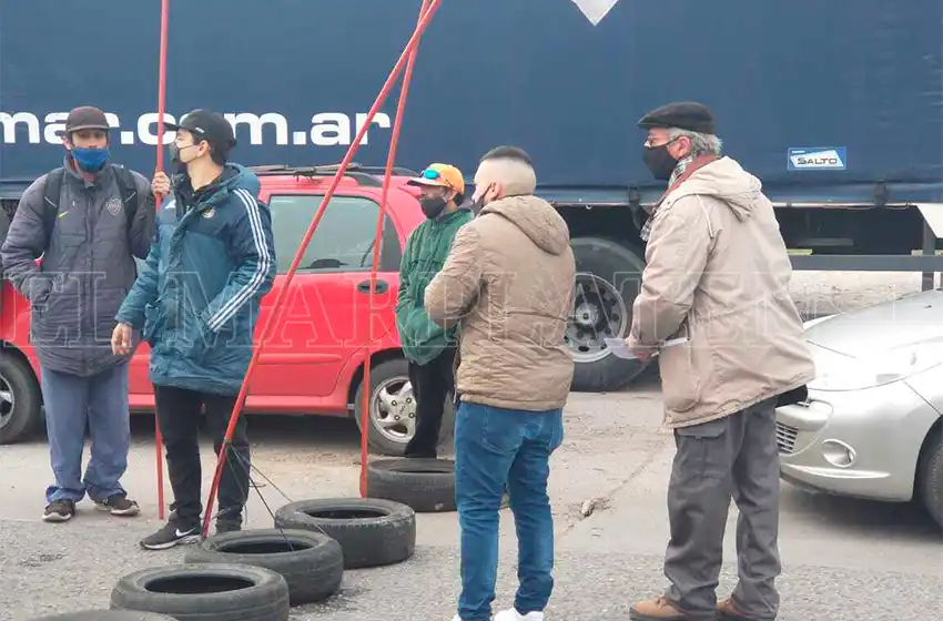 "Terminamos en la policía": video del hombre que no puede buscar a su madre por el corte en Ruta 2