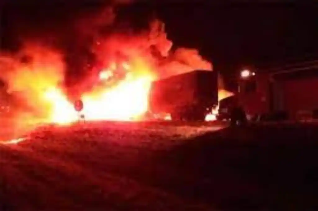 Volcó un camión que trasladaba aceite y su conductor murió calcinado