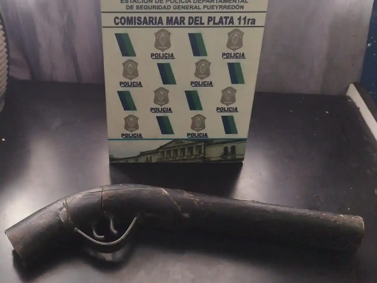 Los empleados lo retuvieron hasta la llegada de la Policía.