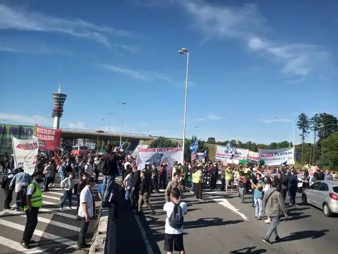 Corte total en la autopista Riccheri por protesta de trabajadores tercerizados de Latam