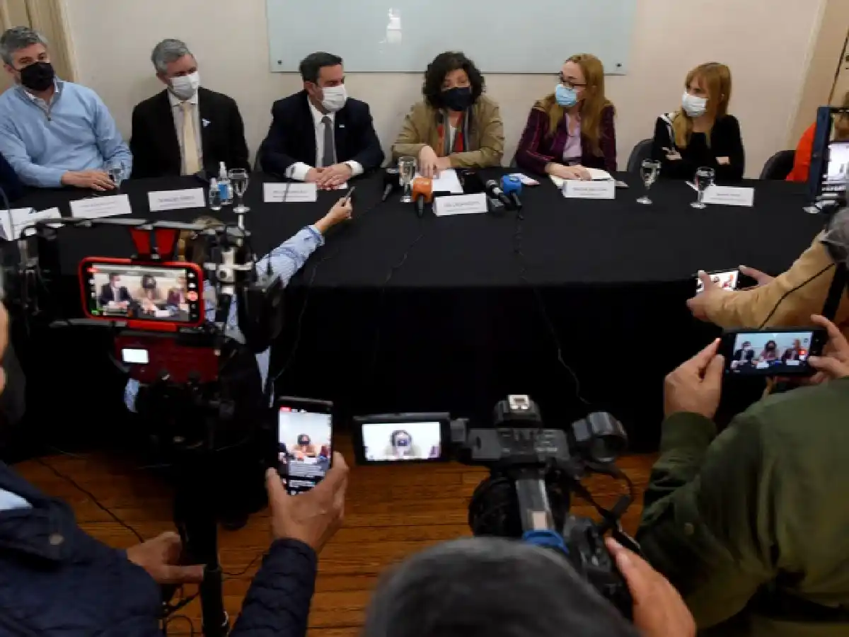 Vizzotti confirmó que la bacteria legionella causó el brote de neumonía bilateral