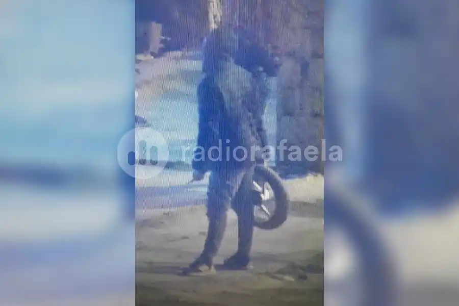 Con un neumático de moto en la madrugada, llamó la atención de la policía