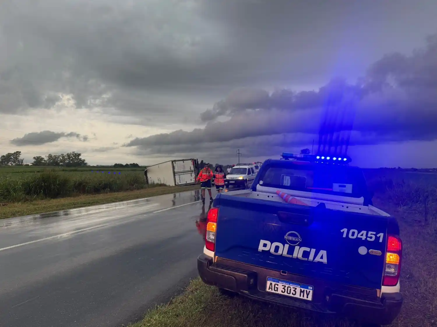 Un camión cargado de pescados perdió el control, mordió la banquina y terminó volcado