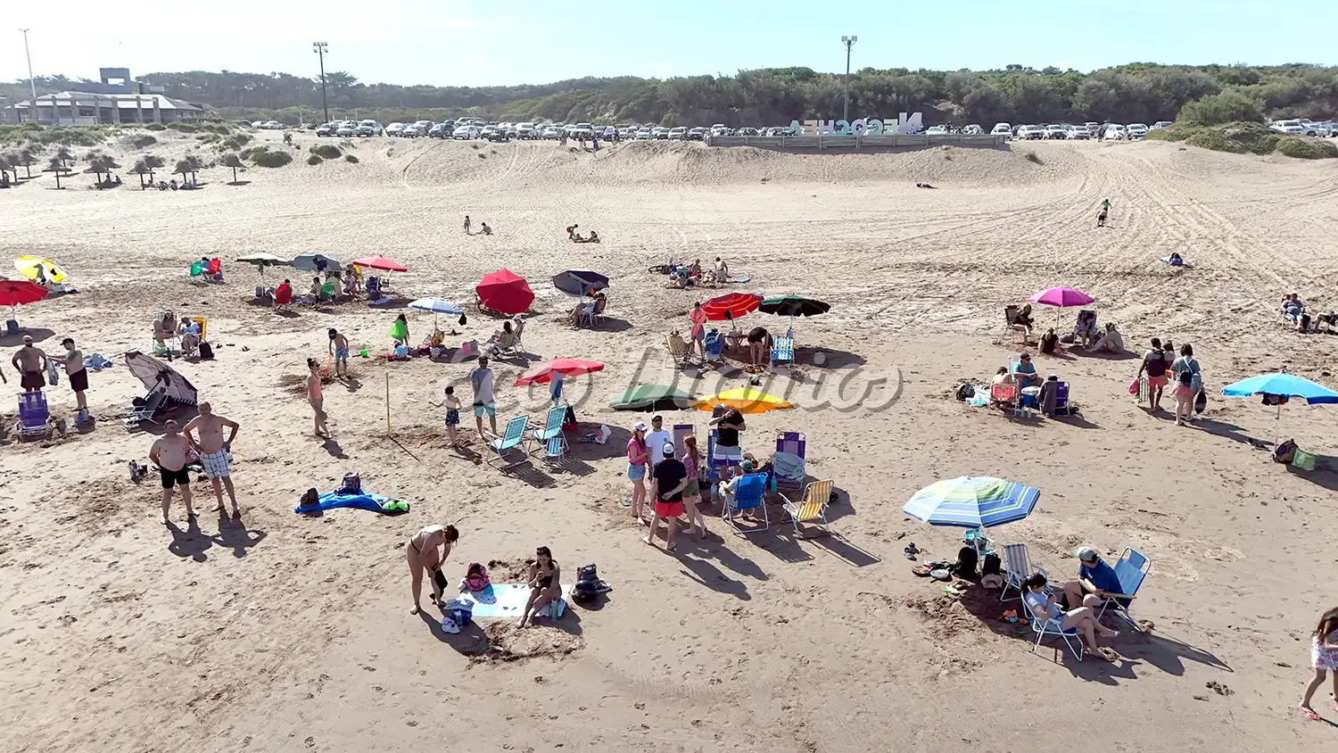 Desde arriba. Una imagen de la playa en la primera jornada de calor