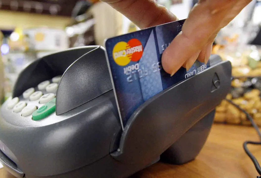 El Gobierno habilitó la opción de pagar en dólares con débito o en cuotas