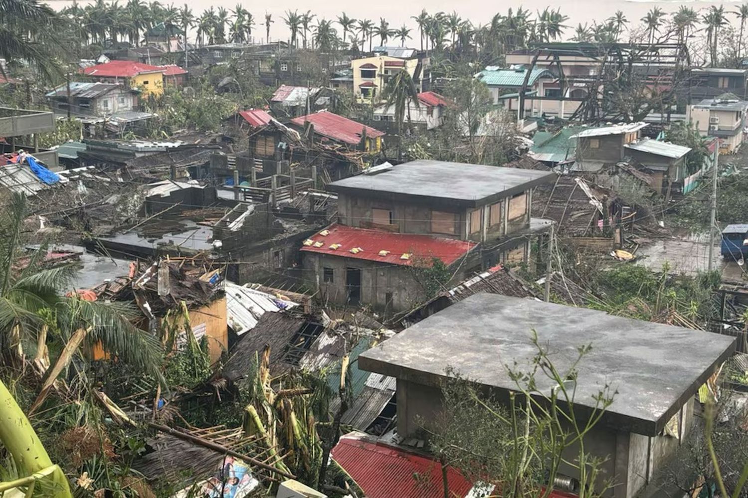 Destrucción, marejadas y evacuaciones masivas: el arrasador paso del tifón Man-yi por Filipinas