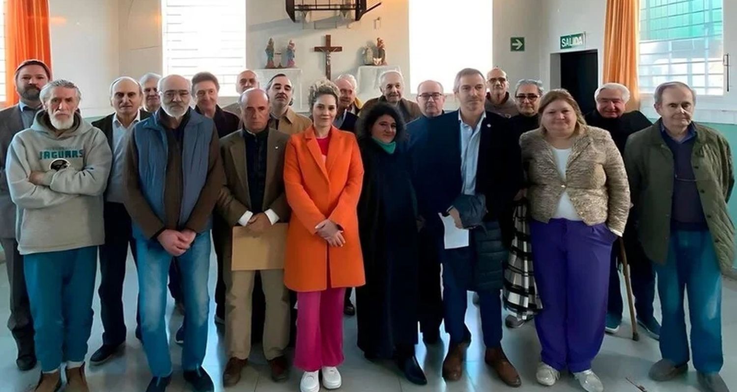 Apareció una foto de la reunión de diputados libertarios en la visita a represores presos