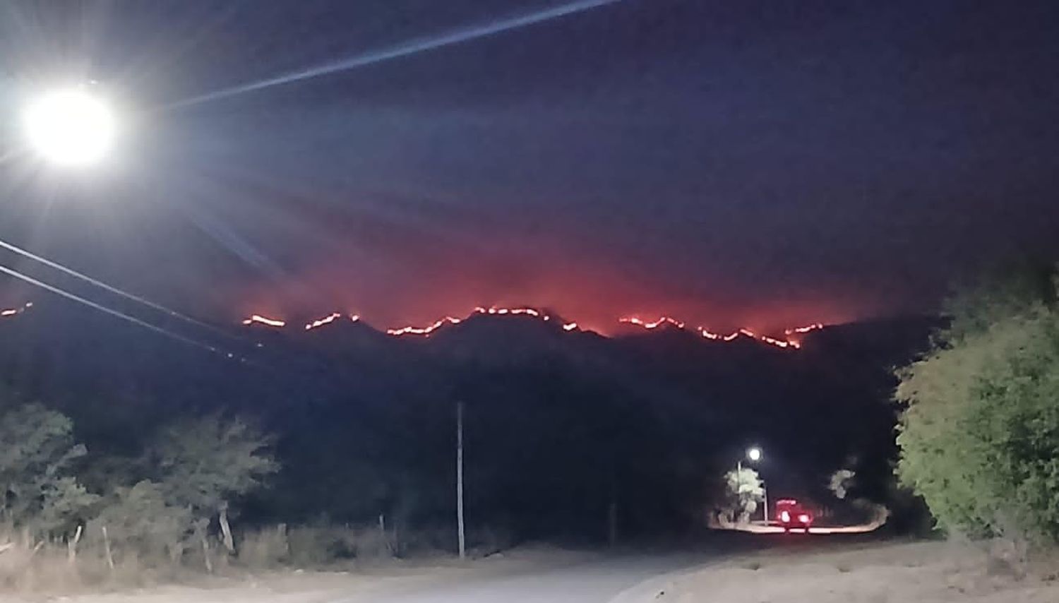 Más de 160 bomberos combaten el fuego en el Cerro Champaquí.