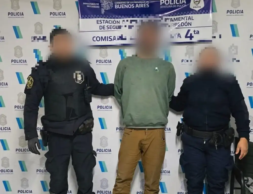 Uno de los tres detenidos por generar disturbios en la vía pública.
